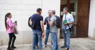 Cort ve «fuera de lugar» el gesto de los sindicatos de Policía y mantiene la reestructuración para 2026