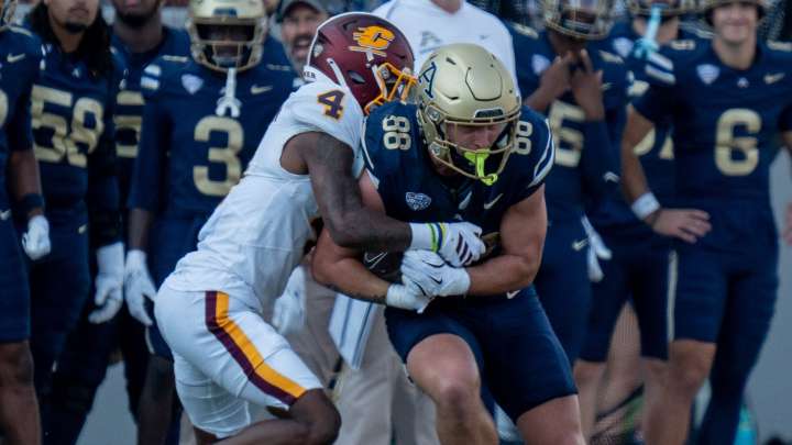 Akron Zips football players react to first MAC win in 2025. Video