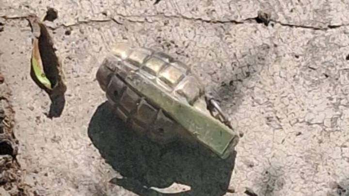 Habitantes de San Martín Texmelucan se alarman por granada abandonada en la calle