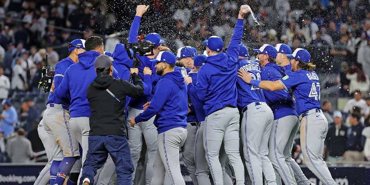 Fans erupt as Blue Jays advance to first ALCS since 2016