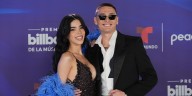 Peso Pluma y Kenia Os sorprenden con apasionado beso en los premios Billboard Latin Music Awards 2025