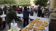 El plato típico español que triunfa como fuente de financiación de los programas solidarios de una parroquia de Oviedo