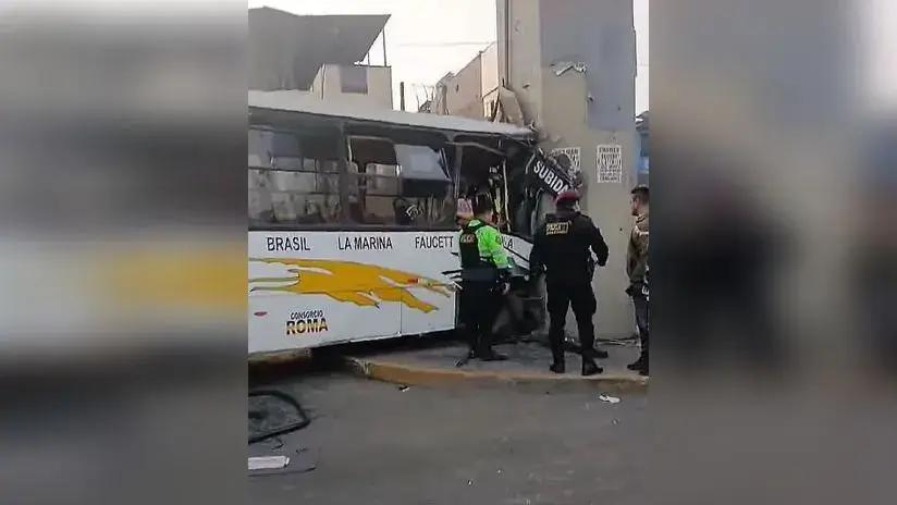 SJL: bus de transporte público se despistó y se estrelló con la base de concreto del Metro de Lima
