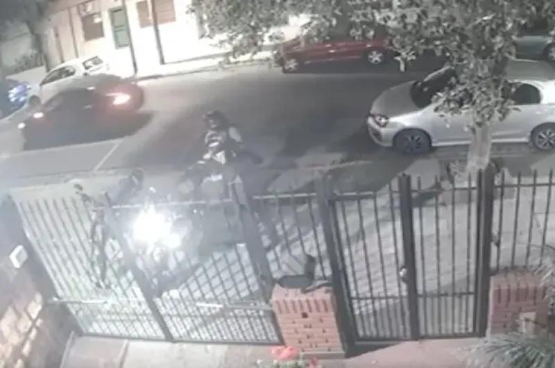 VIDEO | Violento robo de motochorros armados a un vecino en la puerta de su casa