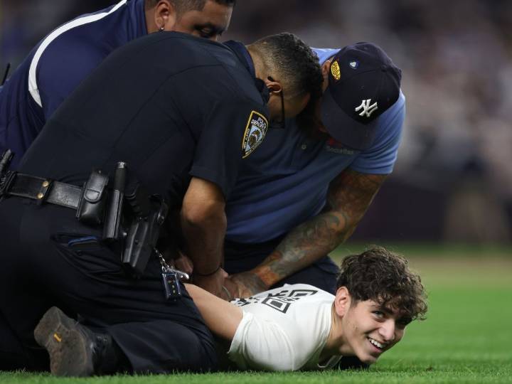 Yankees fans boo Canadian anthem, two men tackled on field