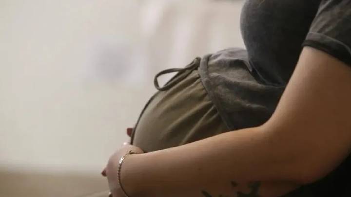 Mujer embarazada sufre fuerte accidente tras intentar defender a su gatito de varios perros en Parras, Coahuila