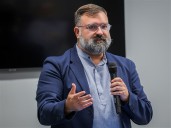 To the editor: Komives deserves re