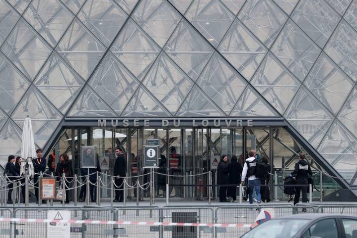 Factbox-What jewels did the Louvre thieves target?