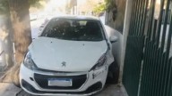 Insólito: pasado de copas, chocó el auto y lo dejó entre un árbol y una pared