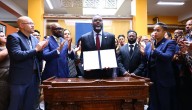 Mayor Johnson signs executive order declaring city-owned properties 'ICE