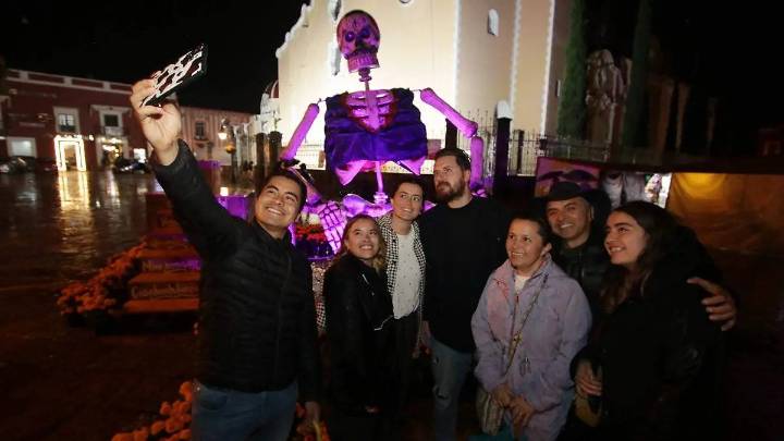 Atlixco se llena de color con el Valle de Catrinas 2025; visitantes buscan la selfie perfecta