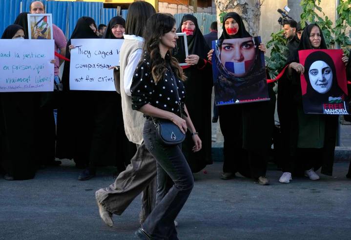 Los conservadores de Irán piden volver a imponer el velo a las mujeres ante la relajación de las normas de vestimenta