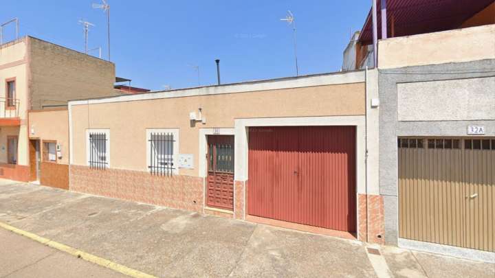 Un hombre está crítico tras quemarse su vivienda y derrumbarse parte del techo More