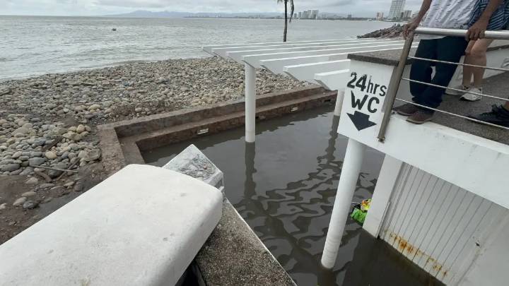 Se inundan baños públicos a la entrada del malecón tras fuertes lluvias en Puerto Vallarta