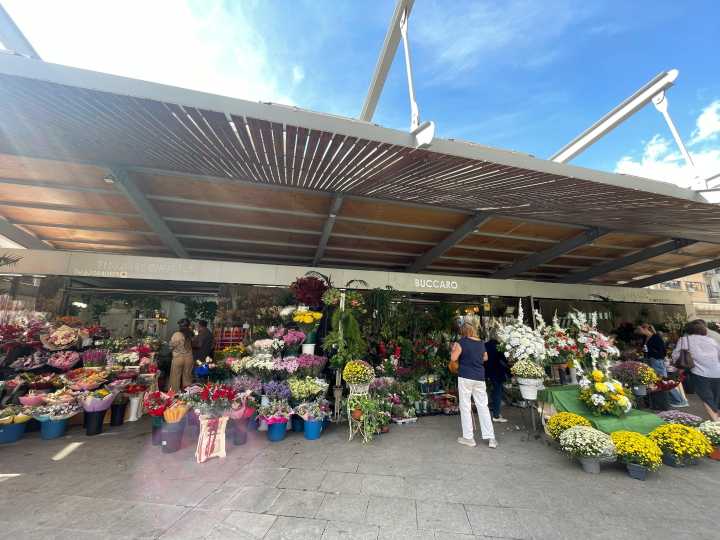 Alicante abre el Día de Todos los Santos los puestos de flores del Mercado Central