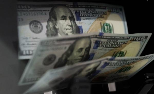 Tras el triunfo libertario, el dólar cae y las acciones argentinas se disparan