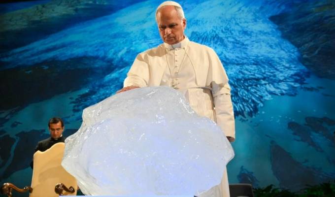 Papa León XIV bendice bloque de hielo de 20 mil años como símbolo contra la crisis climática