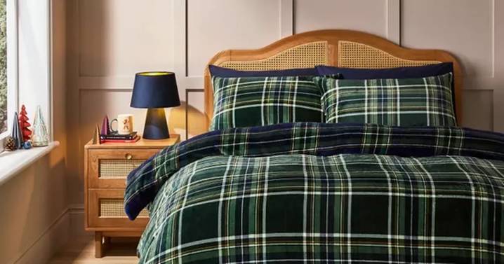 Dunelm shoppers race to get a free fleece bedding set before lesser