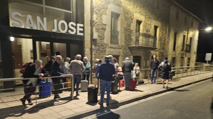 Feve deja “tirados” a veinte pasajeros en Espinosa de los Monteros que viajaban de Cistierna a Bilbao por la aparición de un tronco en la vía