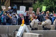 Varios centenares protestan en la sede de ICE Chicago donde permanece la Guardia Nacional