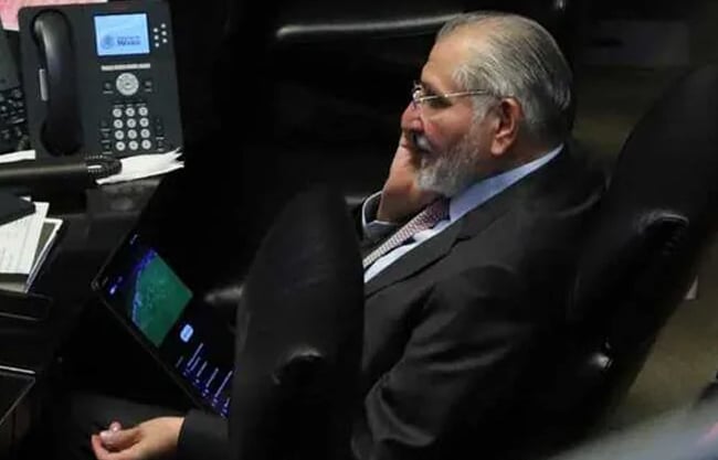 Captan a Adán Augusto López siguiendo el partido de la Champions durante sesión del Senado