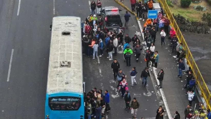 Dirigentes transportistas se reunirán hoy con el Ejecutivo y no descartan extender paro a 48 horas