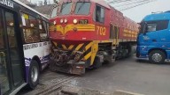 Choque múltiple en El Agustino: tren embistió a bus de transporte público y a pequeño automóvil Tico