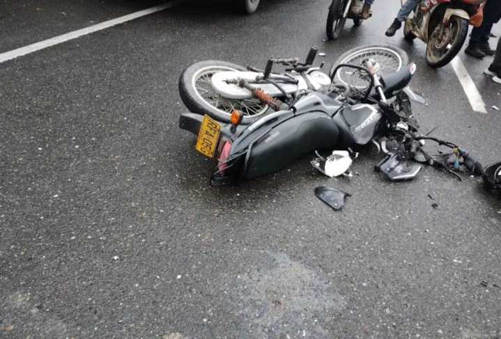 Vehículo de carga pesada pasó por encima de un motorizado