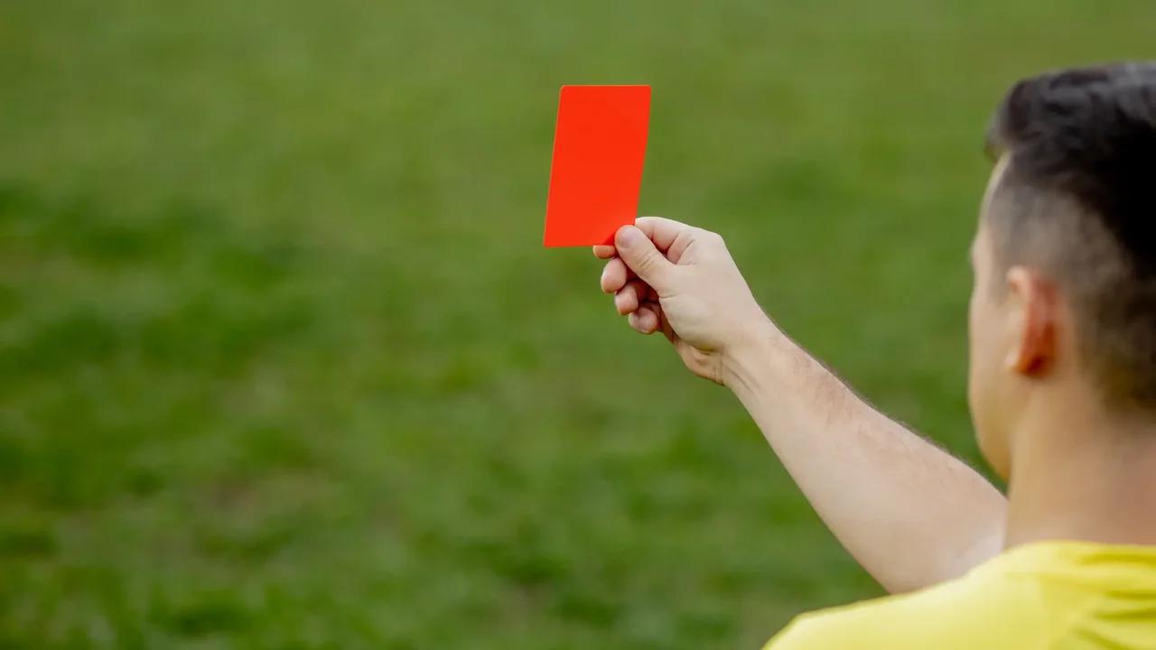 Liga BetPlay lidera el ranking mundial de expulsiones: el arbitraje colombiano vuelve a estar en la mira