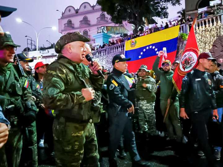 El régimen de Maduro activa un “plan de defensa” en Venezuela ante el vuelo de bombarderos de Estados Unidos en el Caribe