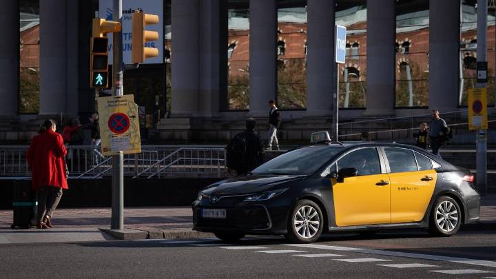 Los VTC arrinconan al taxi local en los municipios catalanes