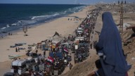 Palestinians return to ruins and US expects hostages freed on Monday as Gaza ceasefire holds