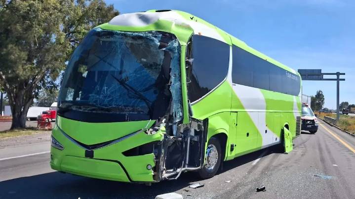 Camionazo paraliza la carretera 57 en Polotitlán