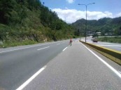 Gandola volcada en la Autopista Regional del Centro genera fuerte congestión