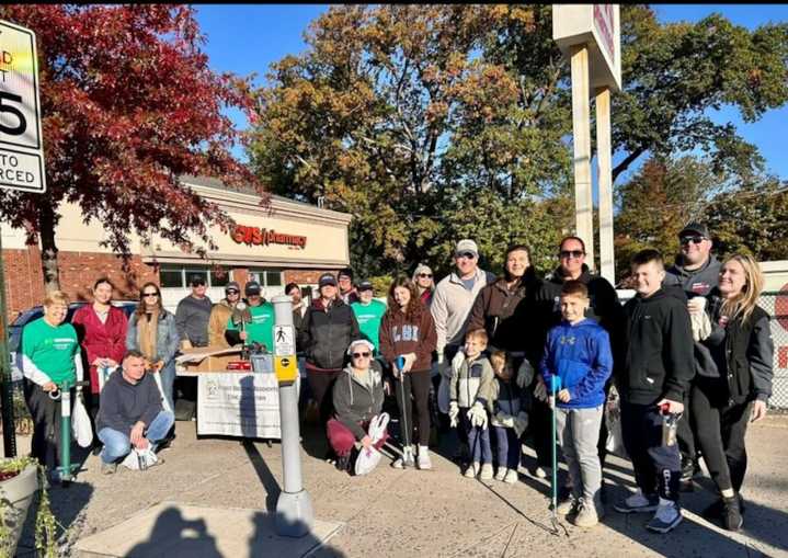 West Brighton volunteers sweep streets, plant 500 daffodils