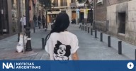 Lali ironizó tras el show de Milei: caminó por Madrid con una remera de payaso