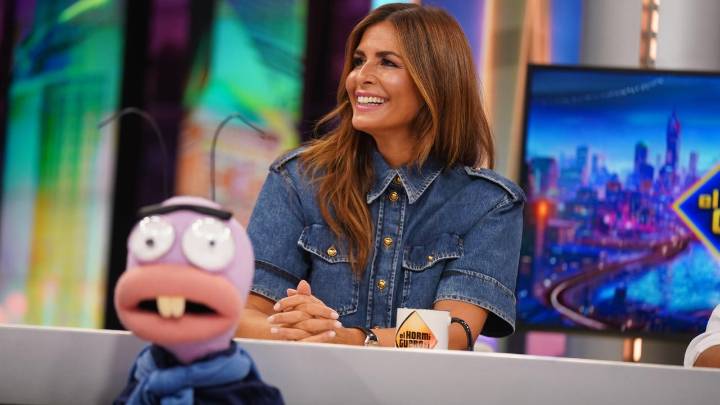 Nuria Roca confirma que los pantalones anchos son el uniforme más elegante (y rejuvenecedor) para mujeres +50