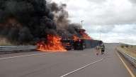 Tráiler se Incendia en Llamas tras Volcarse en Libramiento de Hermosillo