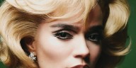 Karol G deslumbró con un ‘look’ muy diferente en la portada de Vogue México y Latinoamérica