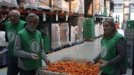 Adultos mayores entre 65 y 86 años colaboran en el Banco de Alimentos: ayudan a quienes más lo necesitan