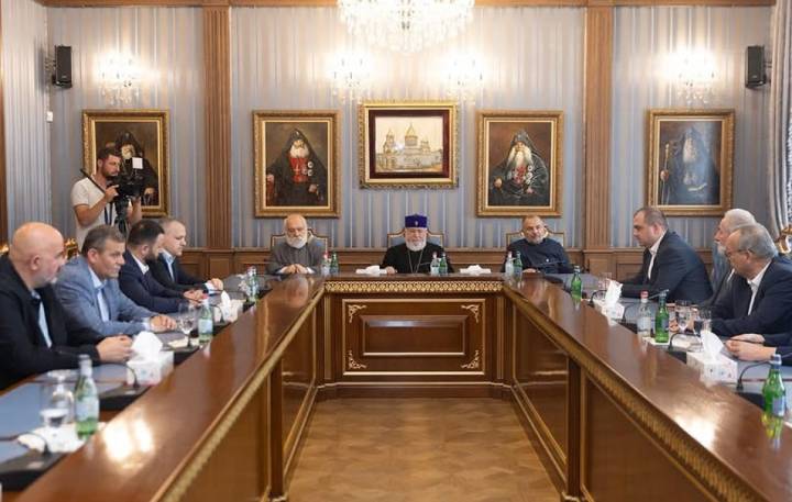 Karekin II recibió en Echmiadzín a funcionarios de Artsaj