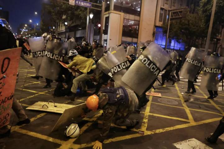Crisis sin fin en Perú: un muerto en protestas y pedidos de renuncia al nuevo presidente