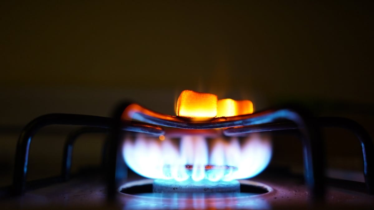 La gobernadora Healey pide revisión histórica de tarifas de luz y gas para reducir costos