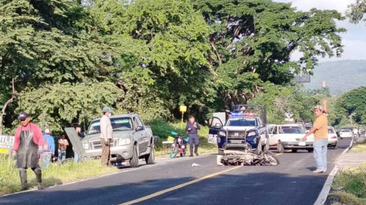 Dos motociclistas resultan lesionados tras choque frontal en Mazatepec