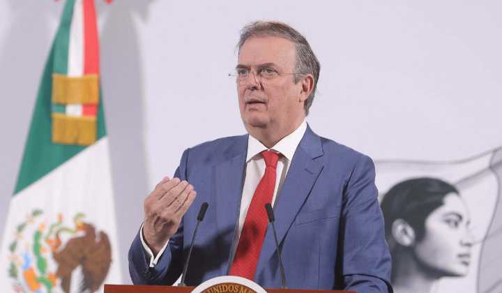 Ebrard arriba a Corea para la Cumbre APEC y postula a México para 2028