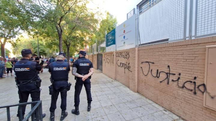 Pintadas de "asesinos" en el colegio de Sandra, la niña de 14 años que se suicidó tras denunciar sufrir acoso