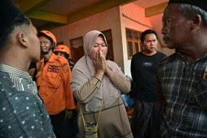 Rescuers search for 59 people trapped under collapsed Indonesian school