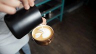 Descubre el momento perfecto del día para disfrutar tu café: ¡ni al despertar ni después de la comida!