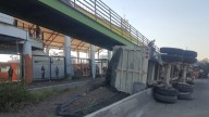 Afectada la circulación en Ecatepec por volcadura de camión de carga
