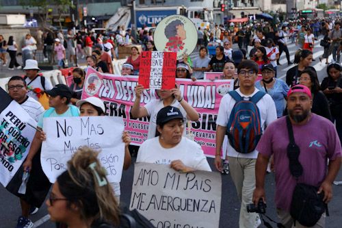 Peruanos marchan contra la inseguridad